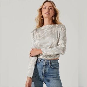 133. NWOT Women’s ASTR Light Gray Patterned Work Wear Casual Blouse Size XS